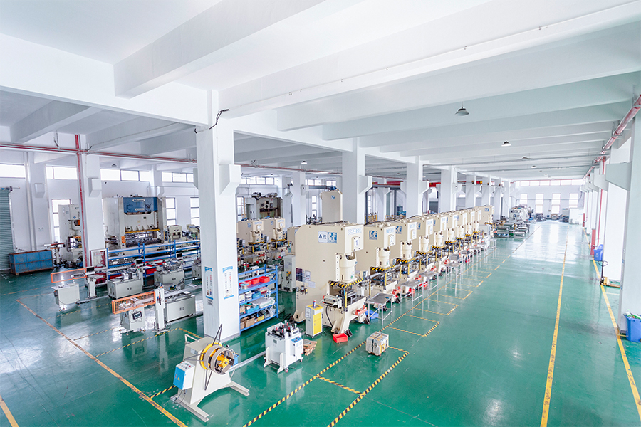 Továrenské vybavenie