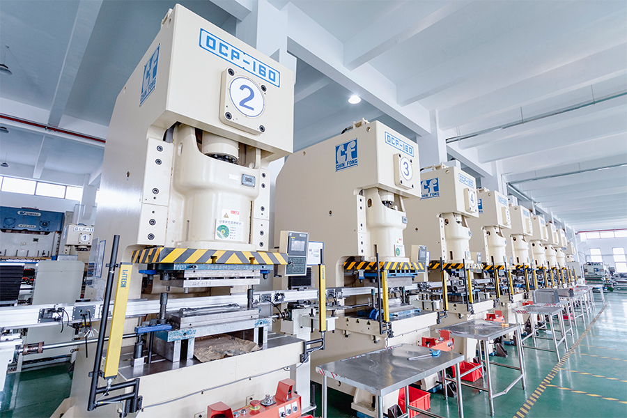 Továrenské vybavenie