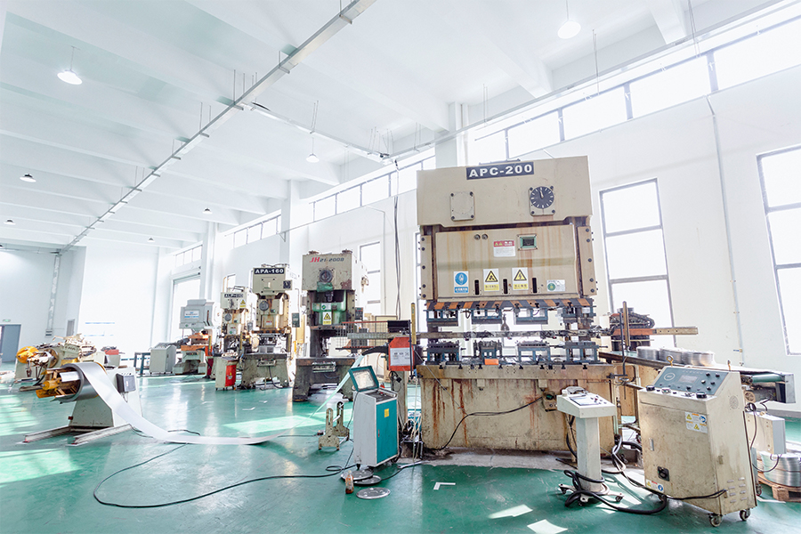 Továrenské vybavenie