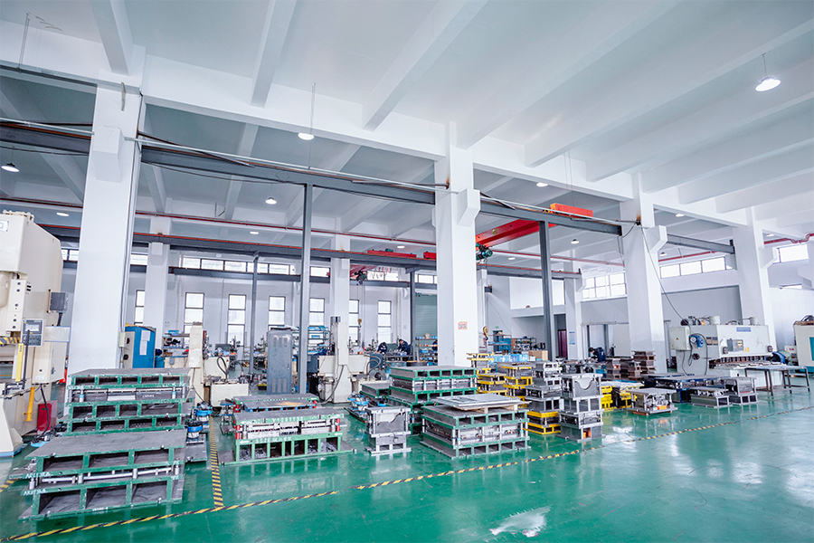 Továrenské vybavenie