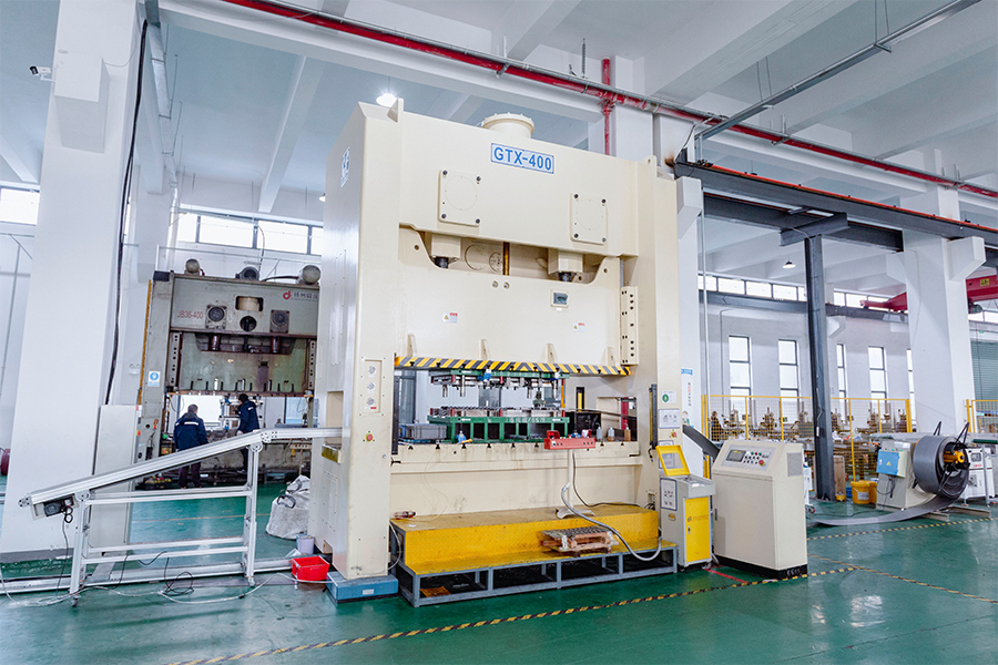 Továrenské vybavenie